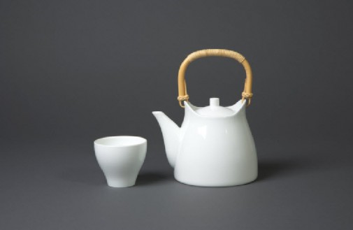 Biała porcelana dzbanek i filiżanka, proj. Sori Yanagi, 1956/1999, producent: Ueda Toseki (Takahama Yaki)
