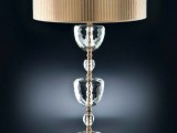 Lampa stołowa marki Tomas & Saez dekorowana elementami ze szlifowanego szkła kryształowego.